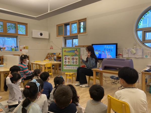 지난해 관내 어린이집에서 교육용 판넬을 이용해 진행한 올바른 손씻기 방법 교육 모습