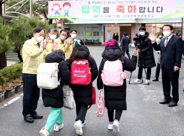 설동호 대전시교육감(왼쪽)이 2일 대전목양초 등교 학생들을 격려하고 있다.
