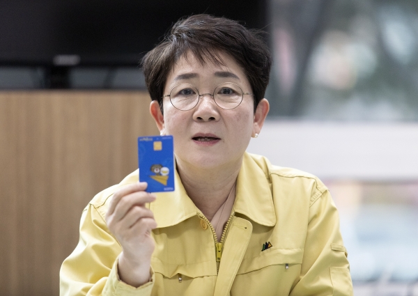 박정현 대덕구청장이 지역화폐 대덕e로움 카드를 소개하고 있다