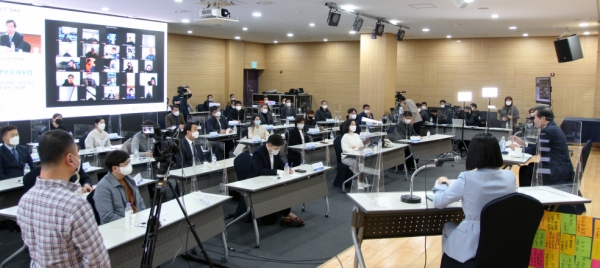 더불어민주당 이낙연 대표의 외곽조직은 행복국가포럼은 1일 서울 영등포구 하이서울유스호스텔에서 '이낙연 당대표와 행복국가포럼 온오프라인 간담회'를 개최햇다.