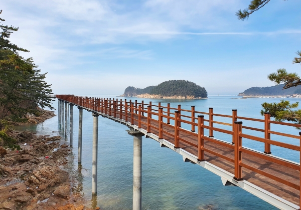 ‘뭍닭섬-천리포수목원 해안데크(뭍닭섬 산책로)’ 모습.