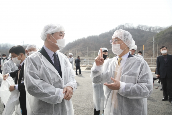 학교급식지원센터 신관 준공식 후 둘러보고 있는 박 시장