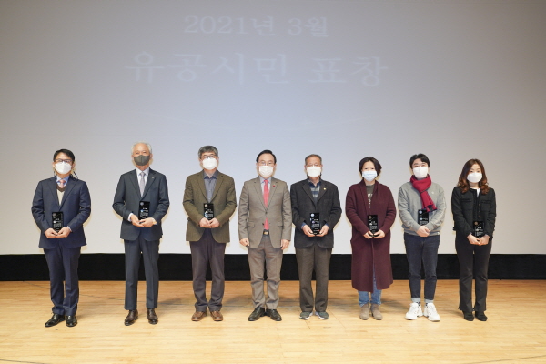 지난 2일 천안시가 납세자의 날(3.3.)을 맞아 지방세를 성실하게 납부해 지방 재정 확충에 기여한 법인과 개인 유공납세자를 선정해 시상했다.