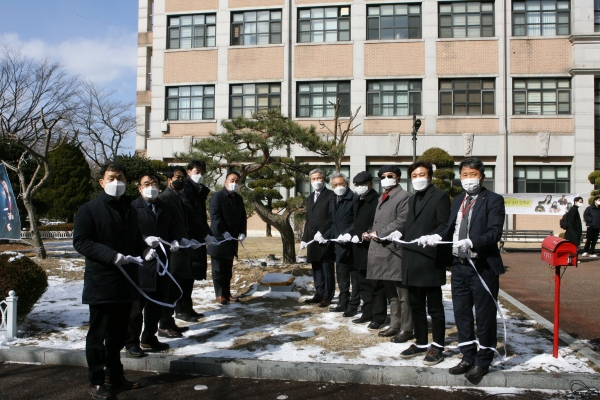 목원대 사회과학대학 정원 소나무 앞에서 기증자와 대학 관계자들이 표지석 제막을 하고 있다.