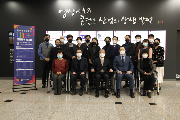 홍보관 투어 후 기념사진을 촬영하고 있다.