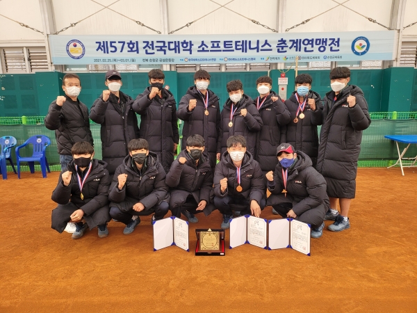 메달을 획득한 학생들이 단체사진을 촬영 중에 있다.