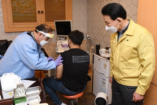 박용갑 중구청장은 3일 코로나19 백신 예방접종 현장을 방문해 의료진을 격려하고 예방접종의 전반적인 과정을 살펴보았다.