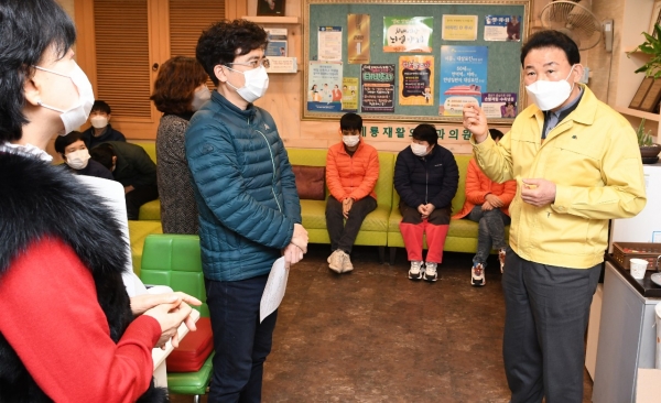 박용갑 중구청장은 3일 코로나19 백신 예방접종 현장을 방문해 의료진을 격려하고 예방접종의 전반적인 과정을 살펴보았다.