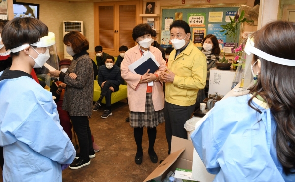 박용갑 중구청장은 3일 코로나19 백신 예방접종 현장을 방문해 의료진을 격려하고 예방접종의 전반적인 과정을 살펴보았다.