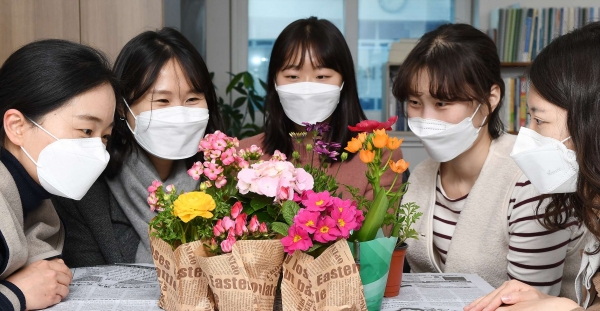 중구청 경제기업과에서 화훼농가 살리기 위한 착한소비활동의 일환으로 추진한 새봄맞이 사무실 환경정비 모습