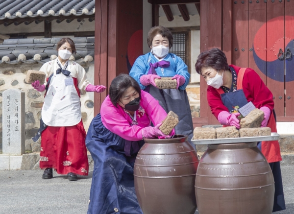 3일 회덕향교에서 전통문화 계승과 이웃사랑 나눔을 실천하기 위한 ‘전통 장(醬) 담그기’ 행사