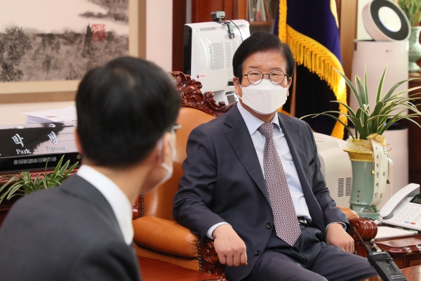 박병석 국회의장은 3일 의장 집무실에서 이종엽 대한변호사협회장의 예방을 받았다.