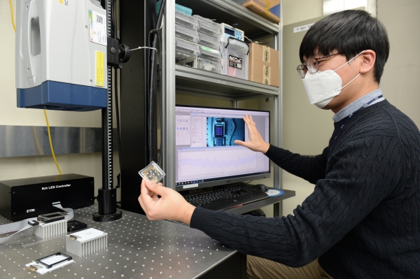 ETRI 황인욱 선임연구원이 LED 기반 필름형 햅틱 기술을 시연하고 있다.