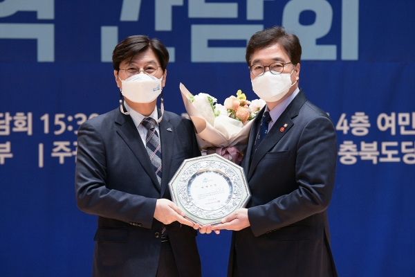 우원식 의원에게 명예시민증 수여식 모습