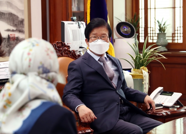 박병석 국회의장은 3일 의장집무실에서 펭에란 하자 누리야 주한브루나이대사의 예방을 받았다.