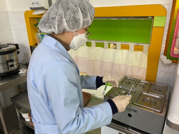 청결한 배식관리 진행 중