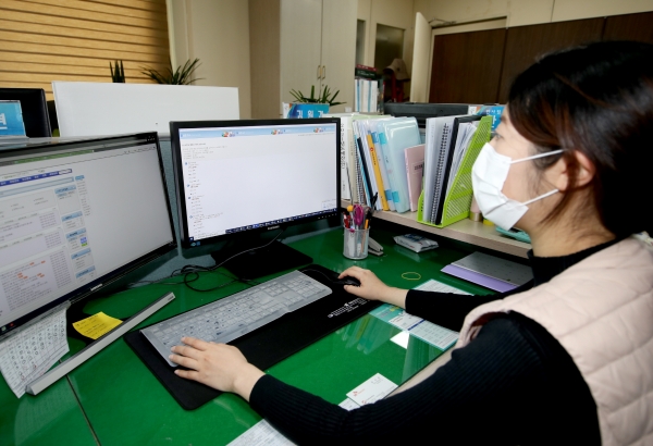 군청의 한 직원이 ‘조직문화 개선을 위한 설문조사’를 하고 있는 모습.