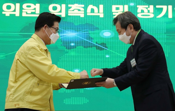 양승조 충남도지사는 4일 도청 대회의실에서 연 지역경제외교전략위원회 발족식에서 박우성 위원장에게 위촉장을 전달했다.