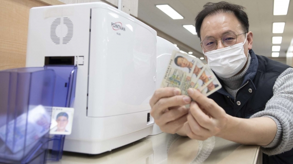 대전 중구는 건설기계조종사 면허증 발급기 도입으로 면허증의 보안성과 편의성을 높였다