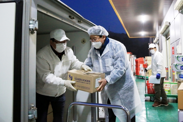 맹정호 서산시장이 5일 서산시학교급식지원센터를 점검하는 장면