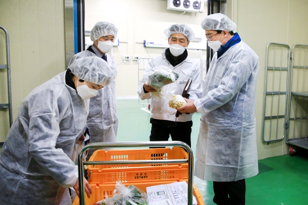 5일 새벽 맹정호 서산시장이 서산시학교급식지원센터를 방문해 직원들을 격려하는 장면