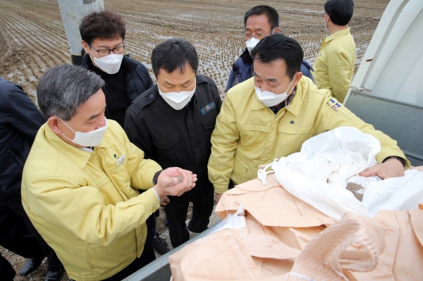 노박래 서천군수, 토양개량제 공동살포 현장방문 모습