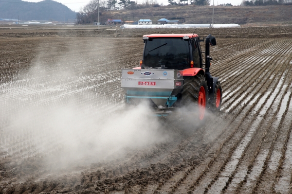 노박래 서천군수, 토양개량제 공동살포 현장방문 모습