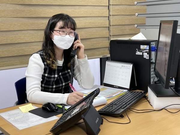 어르신 안부전화 모습