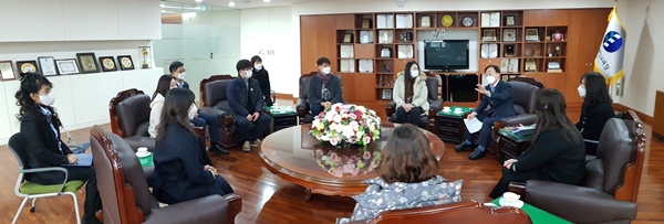 에듀래 교과순회교사들이 설동호 대전시교육감과 고교학점제에 대한 대화를 나누고 있다.