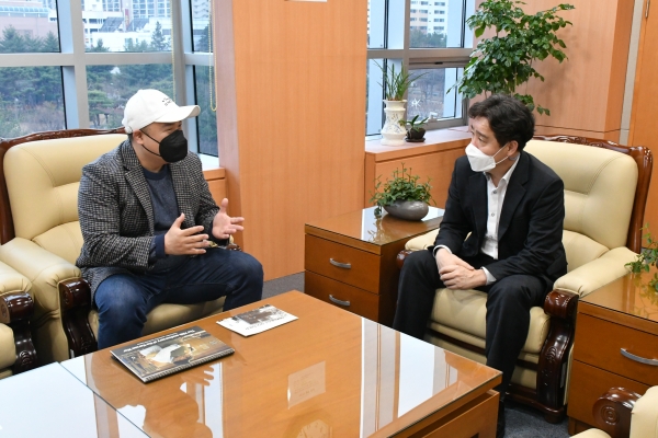 6·25전쟁에 참여한 나라를 방문해 참전용사의 사진을 무료로 찍어드리는 프로젝트를 진행 (흰모자 착용: 라미 현 사진작가(본명 현효제))