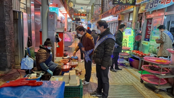 아산시와 온양온천시장상인회가 함께 고객선 지키기 합동 캠페인 전개장면