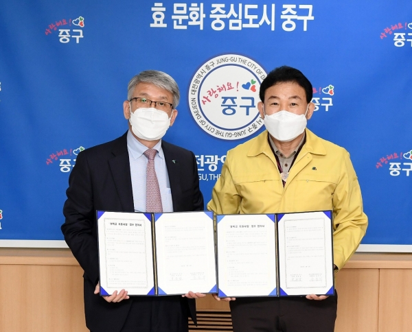 지난 5일 중구청 구민사랑방에서 진행한 저소득가정 장학금지원사업 업무 협약식, 왼쪽부터 하나은행 충청영업그룹 윤순기 총괄대표, 중구 박용갑 청장