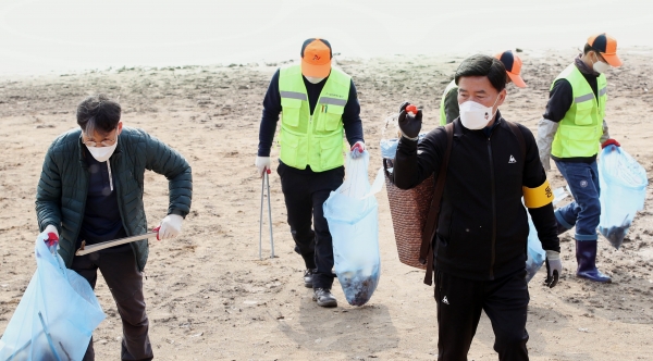 황인호 동구청장과 환경관리요원들이 환경정비 활동을 하고 있다