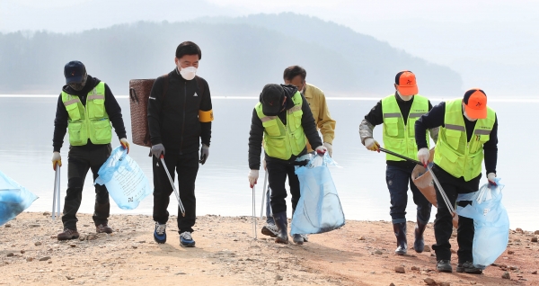 황인호 동구청장과 환경관리요원들이 환경정비 활동을 하고 있다