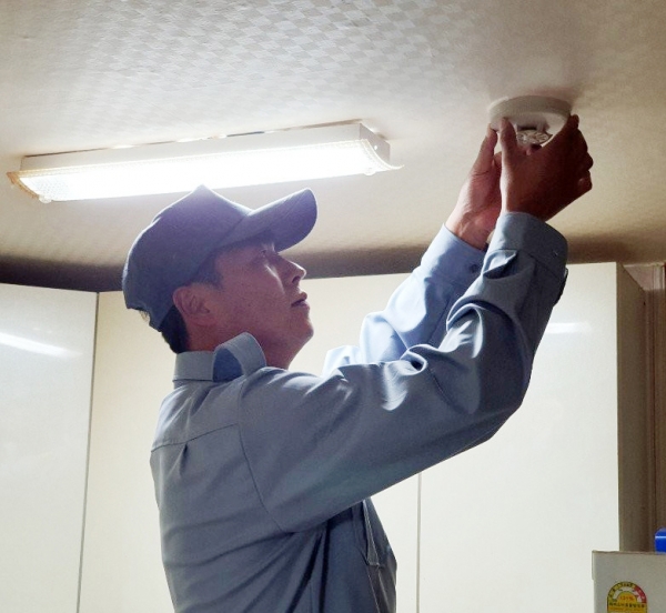 사진은 의용소방대원들이 한 어르신 가정에 단독 경보형 감지기를 설치하고 있는 모습.