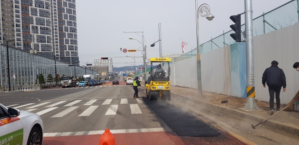 도로보수 작업 중인 사진