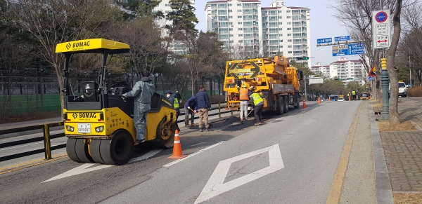 도로보수 작업 중인 사진