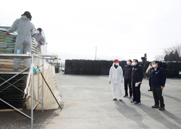 김동일 시장, 토지개량제 공동살포 현장방문 장면
