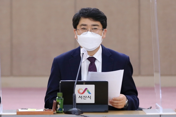 8일 시청 대회의실에서 맹정호 서산시장이 확대간부회의를 주재하는 장면