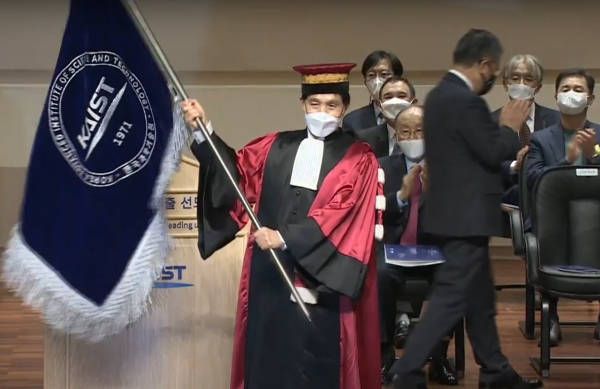 KAIST 교기 흔드는 이광형 신임 총장 / KAIST 유튜브
