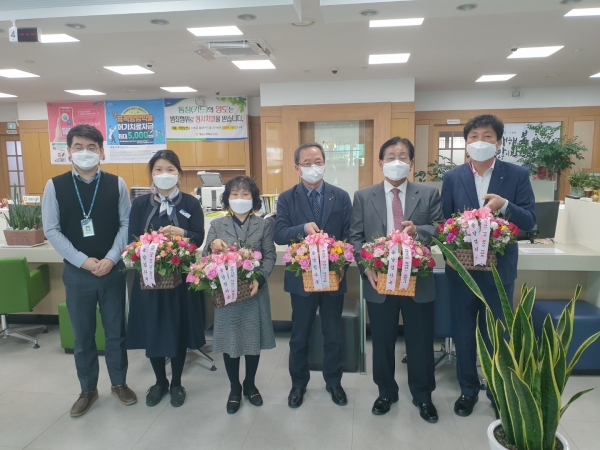 농협충남검사국 김용철 국장(오른쪽)은 공주시 계룡농협 본점에서 유영근 조합장(오른쪽 두 번째)과 함께 종합감사기간 중 화훼농가를 돕기위한 꽃바구니 전달 행사를 가졌다.