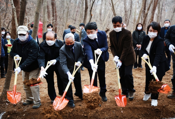 맹정호 서산시장이 성연면 일람리 메지골 일원에서 유해발굴 개토제 후 시삽하는 장면