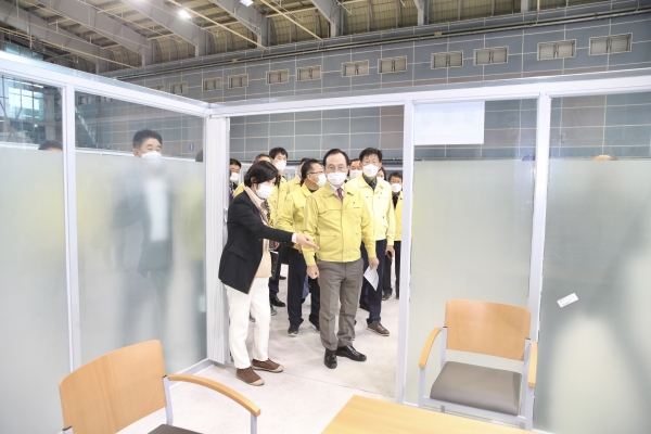 박상돈 천안시장이 지난 2월 22일 우선선정 예방접종센터(실내테니스장) 현장 점검을 하고 있다.