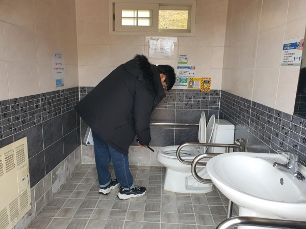 천안시 관계자가 불법카메라 점검하는 모습