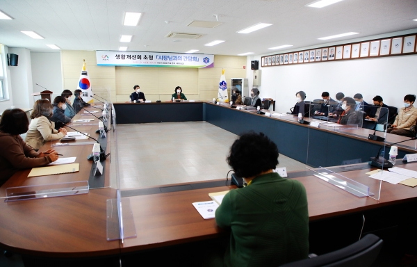 지난 9일 맹정호 서산시장이 농업기술센터에서 생활개선회 회원들과 간담회 하는 장면