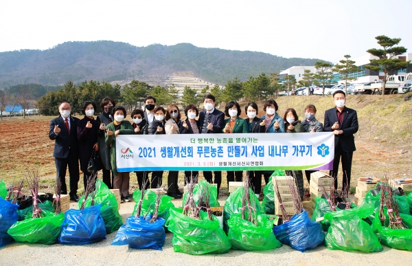 지난 9일 맹정호 서산시장이 간담회 후 내나무 가꾸기 사업에 동참하는 장면