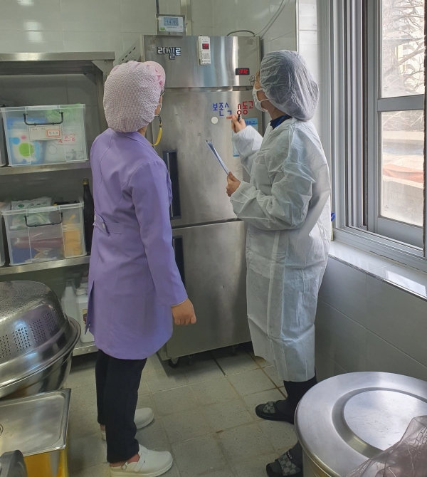 아산시 식품위생감시원이 학교급식소를 점검하고 있다
