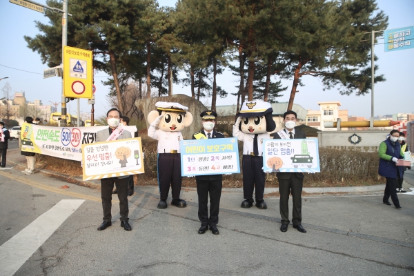 10일 일봉초등학교 앞에서 동남녹색어머니회, 모범운전자회, 경찰서, 천안교육지원청과 함께 교통안전 캠페인을 진행하고 있다