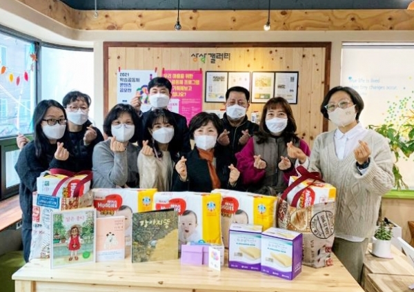 10일 태평동 상상마을에서 진행한 ‘행복육아꾸러미 선물’전달식 개최 모습