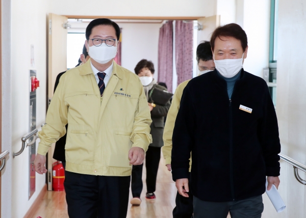 10일 우리누리요양원 찾아 코로나19 예방접종 대상자와 안전한 백신 접종을 위해 애쓰는 의료진과 관계자를 격려한 장종태 청장